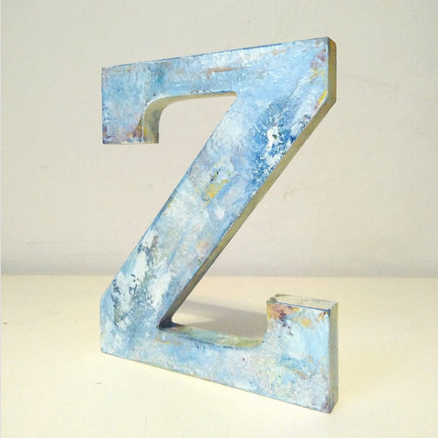 Lettera Z in legno dipinta dall'artista Yomariabrex