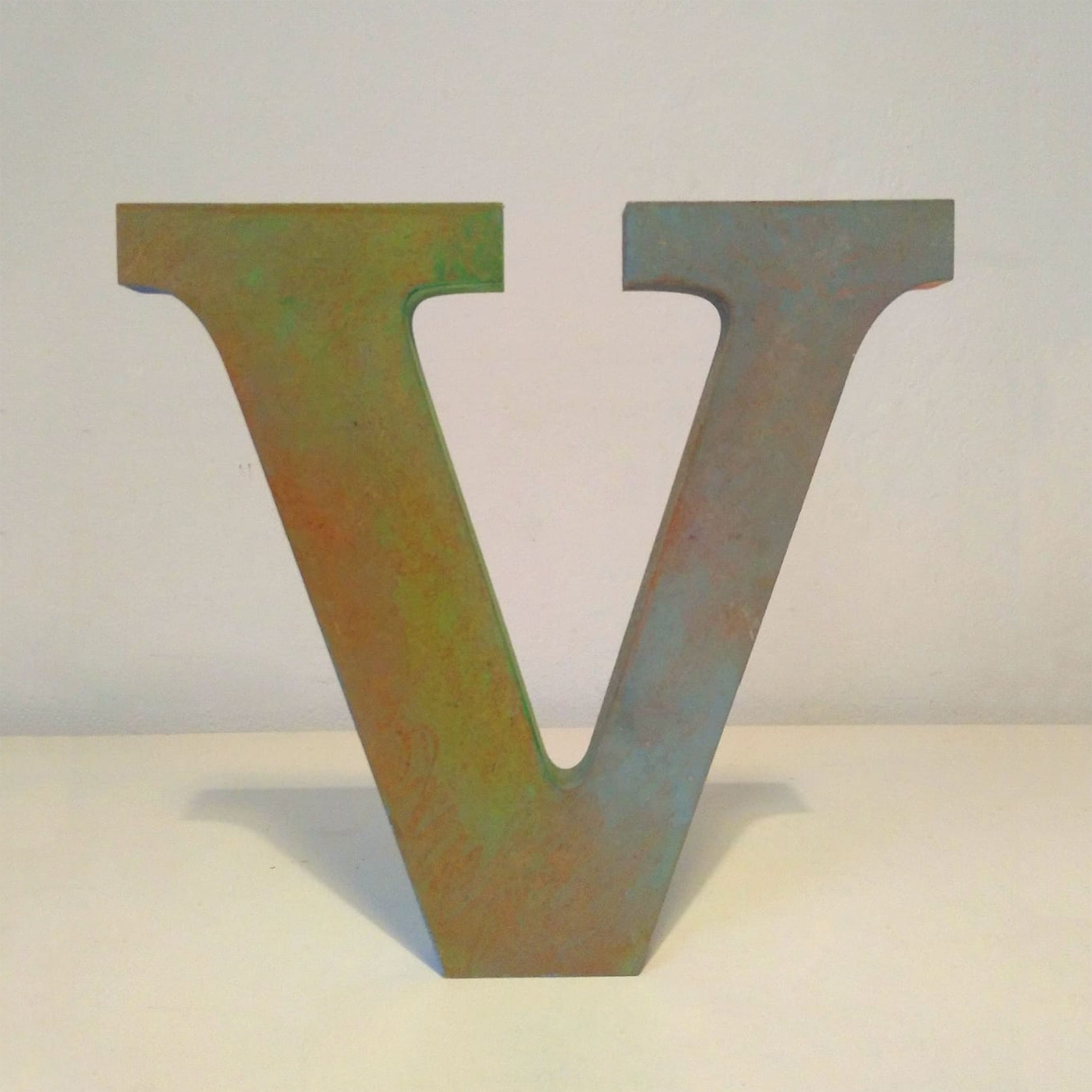 Lettera V in legno dipinta dall'artista Yomariabrex