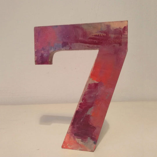 Numero 7 in legno dipinto dall'artista Yomariabrex