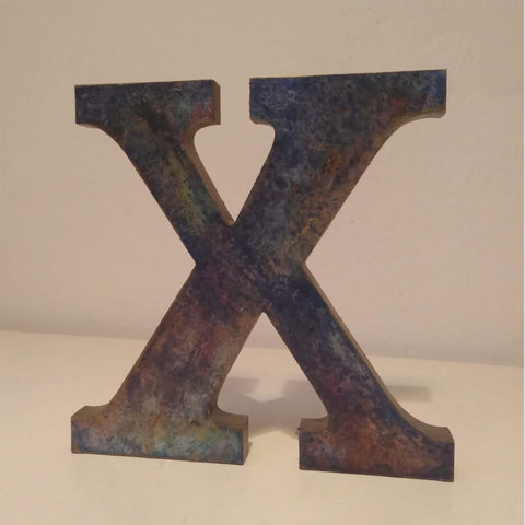 Lettera X in legno dipinta dall'artista Yomariabrex