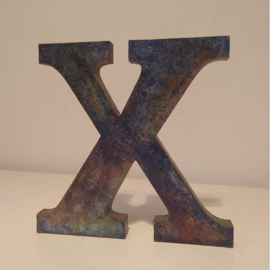 Lettera X in legno dipinta dall'artista Yomariabrex