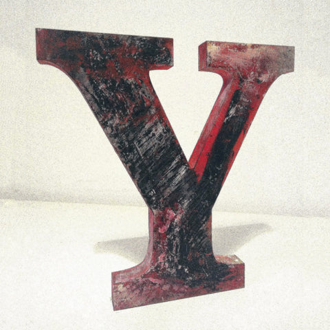 Lettera Y in legno dipinta dall'artista Yomariabrex